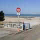 Imagen principal - Los coches toman la playa de Puerto Amor, junto a la Almadraba de Alicante