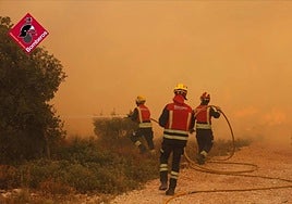 Los bomberos en los trabajos de extinción del incendio.
