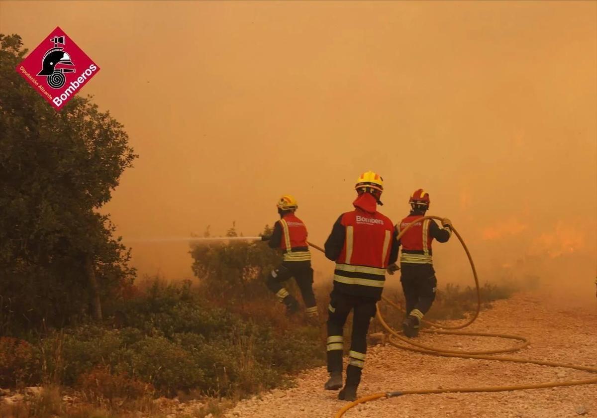 Los bomberos en los trabajos de extinción del incendio.