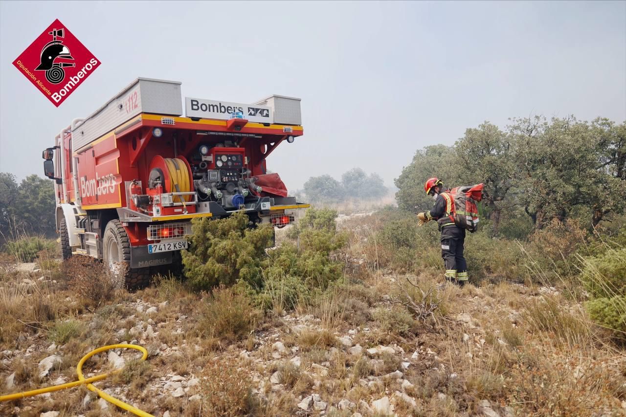 Así combaten el fuego desde tierra y aire más de 200 efectivos