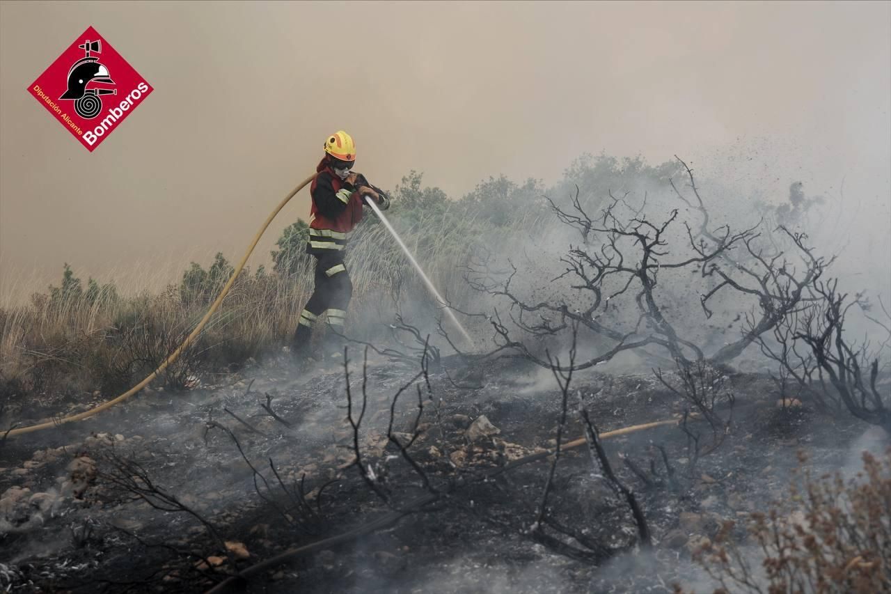 Así combaten el fuego desde tierra y aire más de 200 efectivos
