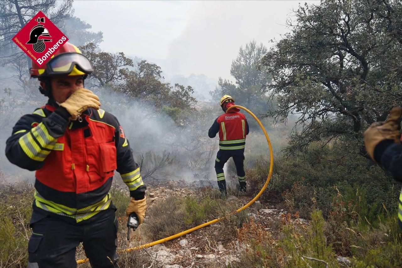 Así combaten el fuego desde tierra y aire más de 200 efectivos
