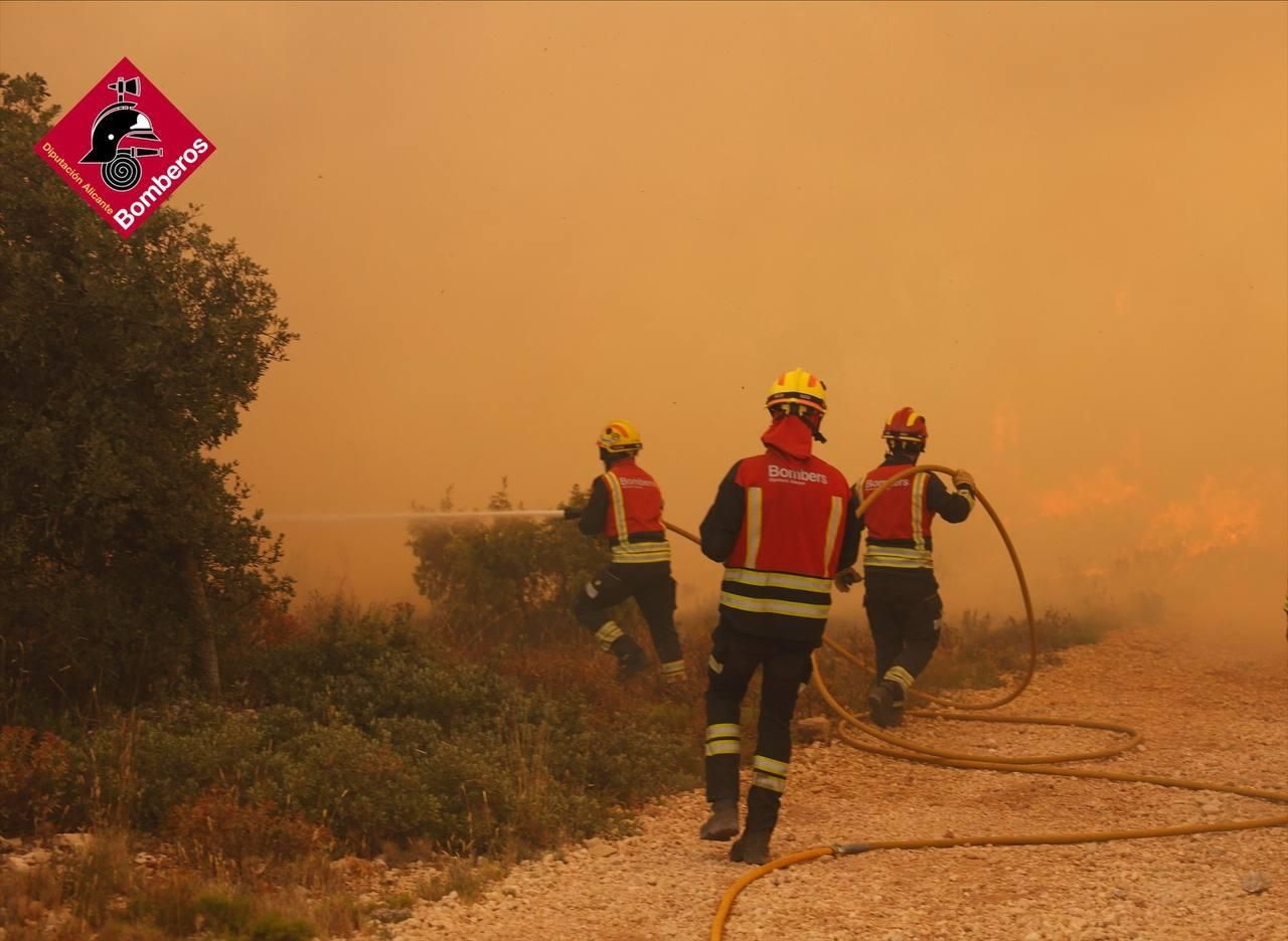Así combaten el fuego desde tierra y aire más de 200 efectivos