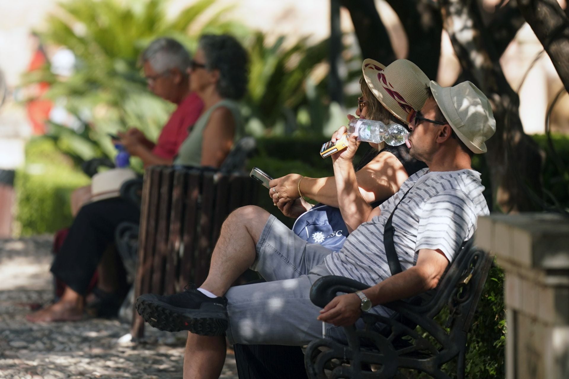 Varias personas se protegen del calor.
