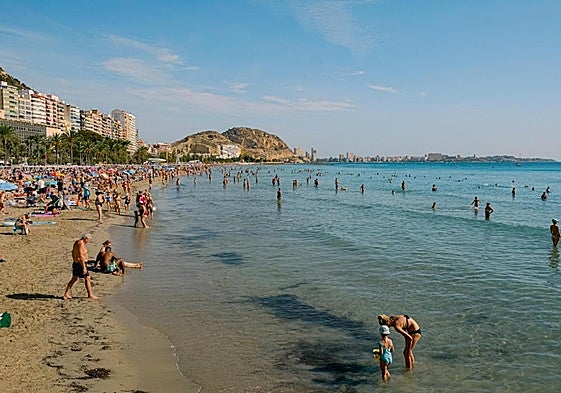 Playa del Postiguet, en Alicante, en imagen de arhcivo.