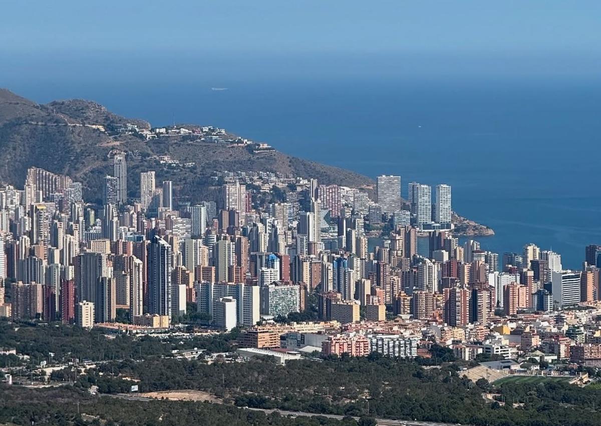 Imagen secundaria 1 - 1. El Parc Natural de la Serra Gelada compite en altura con los rascacielos. 2. Los rascacielos de Benidorm rodeados por su litoral verde y azul. 3. La edificación en altura es una marca de la casa en Benidorm