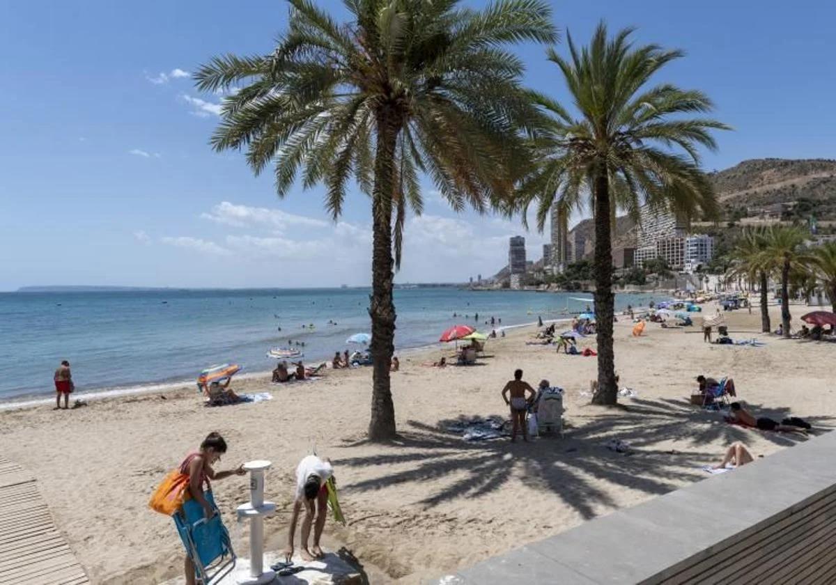 Bañistas en la playa de la Albufereta.