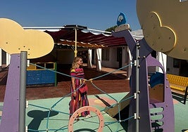 Visita de la concejala de Educación, Mari Carmen de España, este juevesa la escuela infantil Els Xiquets.