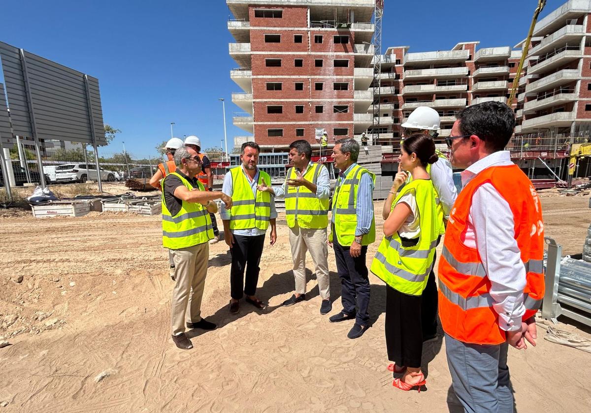 El alcalde de Elche, Pablo Ruz; el presidente de la Generalitat, Carlos Mazón; y el conseller de Sanidad, Marciano Gómez, este lunes en Elche.