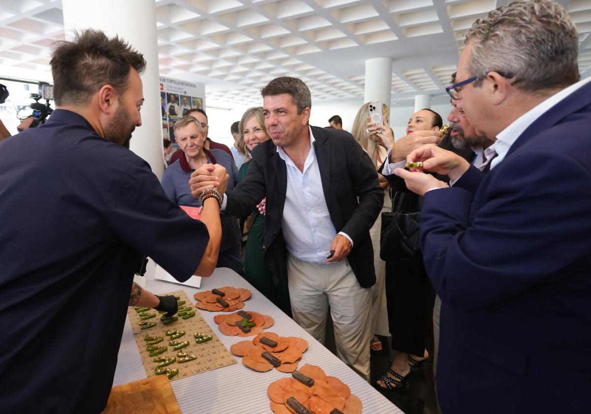 The President of the Generalitat, Carlos Mazón, greets chef Montoro at the presentation of Alicante Gastronómica.