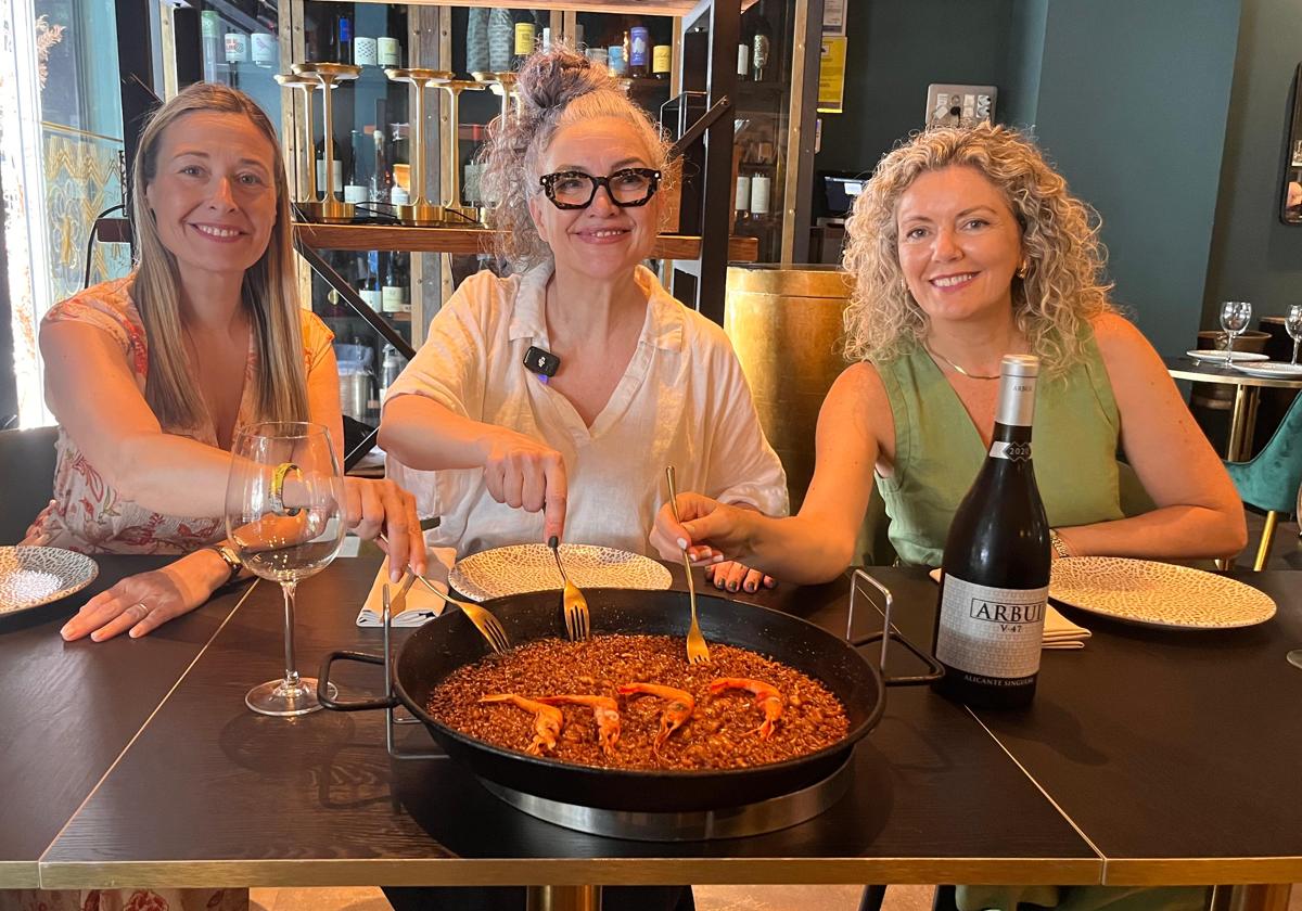 La concejal de Comercio, Lidia López; la presidenta de ARA, Gabriela Córdoba; ya la directora de Mercalicante, Dolores Mejía.
