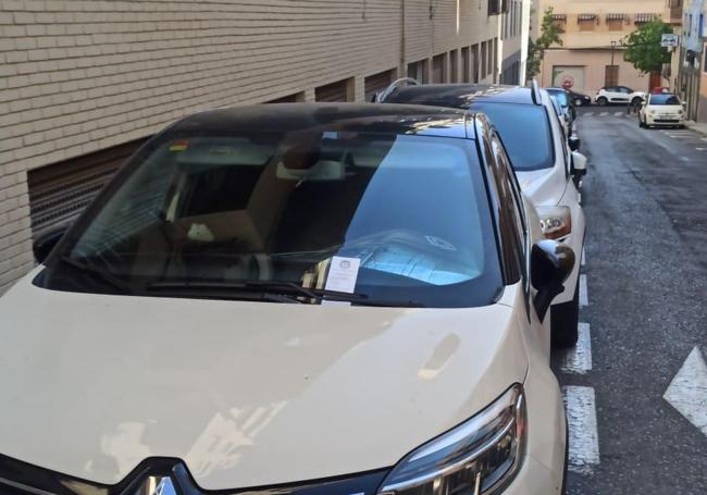Vehicles with the 'fake fine' on their windshields.