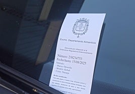 Uno de los panfletos, simulando una multa falsa, en un coche de Alicante.