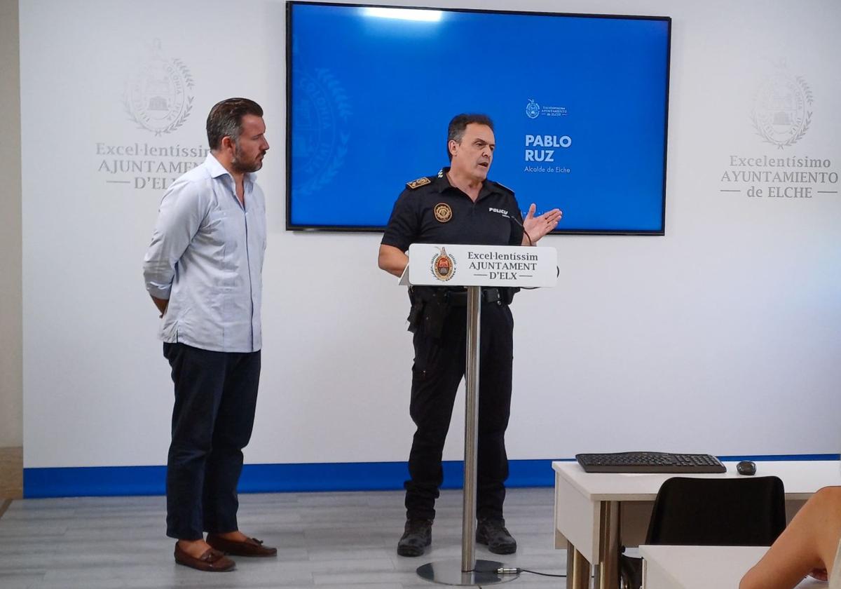 Comisario principal de la Policía Local de Elche, César Zaragoza junto al alcalde de Elche, Pablo Ruz