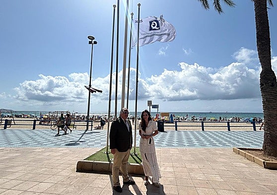 Izado de la bandera Q de Calidad Turística en la playa del Postiguet.