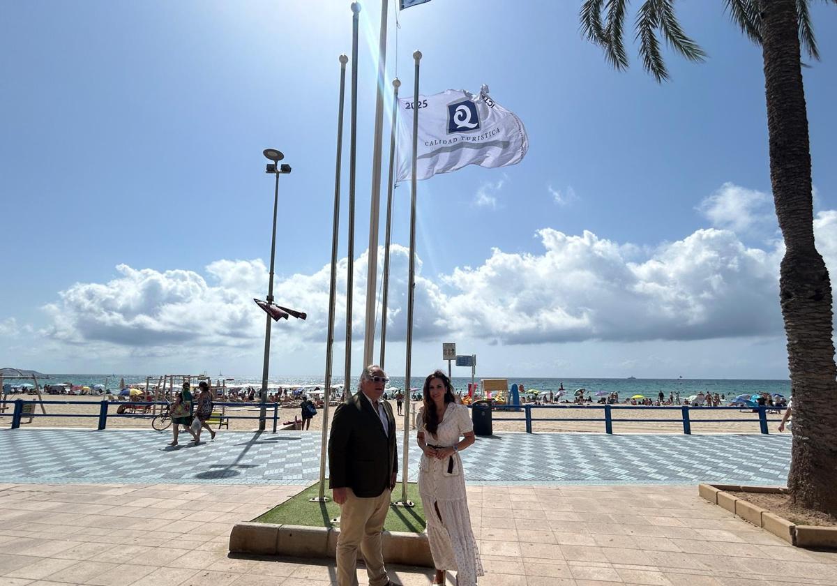 Izado de la bandera Q de Calidad Turística en la playa del Postiguet.