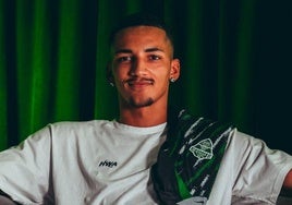 Álvaro Rodríguez en su presentación como nuevo jugador del conjunto franjiverde.