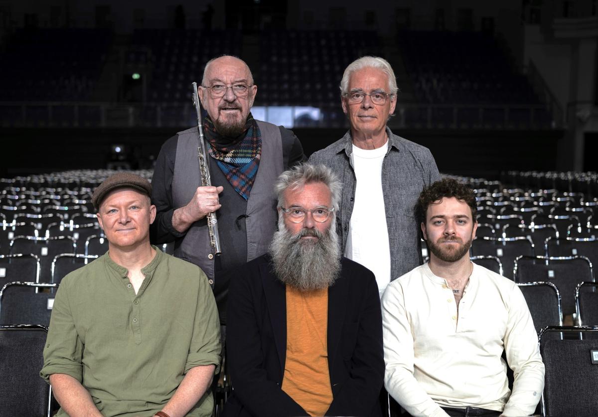 Ian Anderson (arriba a la izquierda) junto al resto de integrantes actuales de Jethro Tull.