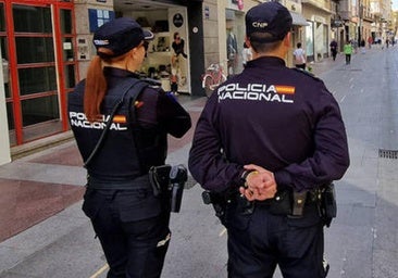 La Policía Nacional salva la vida a un vecino de Elche de 83 años tras sufrir un accidente doméstico