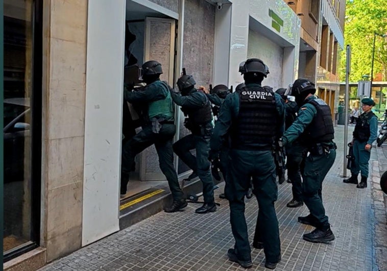 Agentes de la Guardia Civil irrumpen en uno de los 39 inmuebles registrados.
