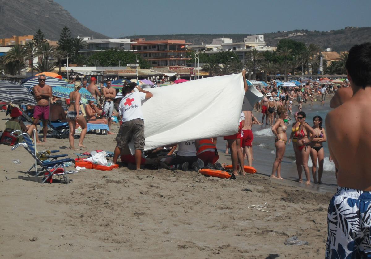 Red Cross personnel attend to an individual at Arenal Beach (archive photo).