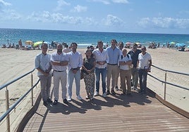 Miembros del gobierno municipal posan junto a una de las dos nuevas pasarelas.