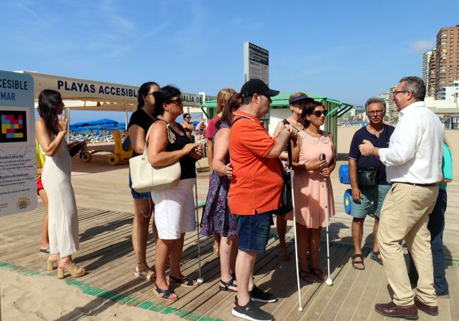 Benidorm presenta la tecnología NaviLens con la que hablan sus playas.
