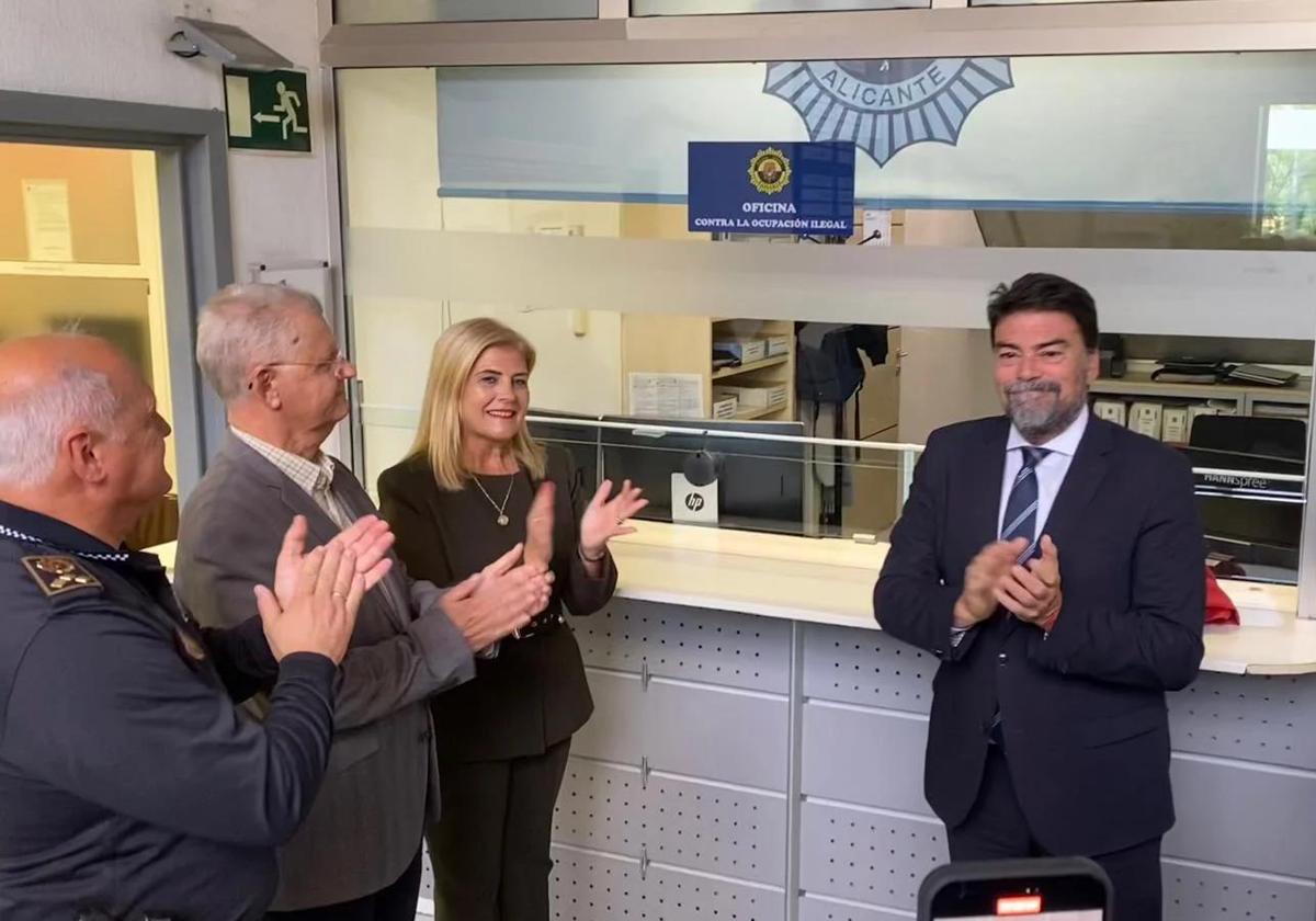 Robledillo (Vox) and Barcala (PP) at the inauguration of the office against illegal occupation.