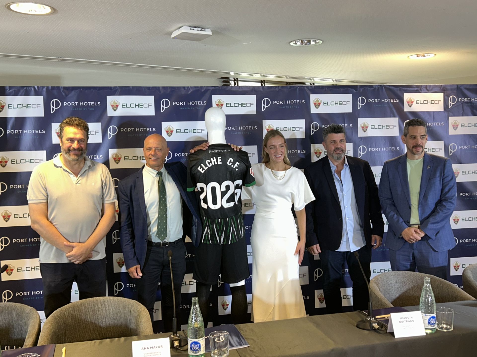 Los representantes de Port Hotels y el Elche CF posan con la camiseta oficial tras anunciar su nuevo acuerdo de patrocinio.
