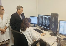 El conseller de Sanidad, Marciano Gómez, supervisa la implantación del nuevo sistema en un hospital de la Comunitat.