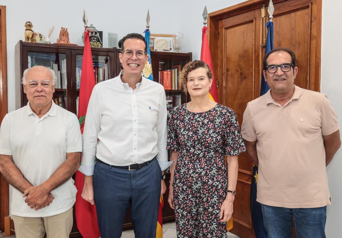 Rubén Alfaro, with announcer Satur Rueda, accompanied by the Councillor for Festivities, David Guardiola, and the President of the Brotherhood of the Patron Saints, Ramón González.