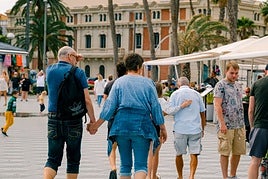 Turistas paseando por Alicante