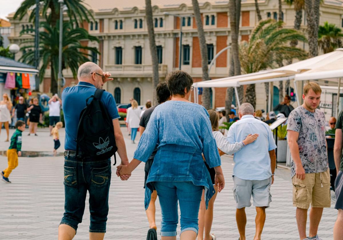 Turistas paseando por Alicante