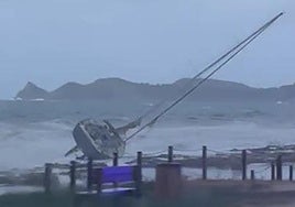 Velero encallado en Xàbia durante la tormenta.