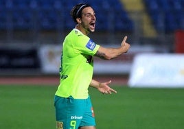 Fran Sol, disputando uno de los partidos con el AEK Larnaca
