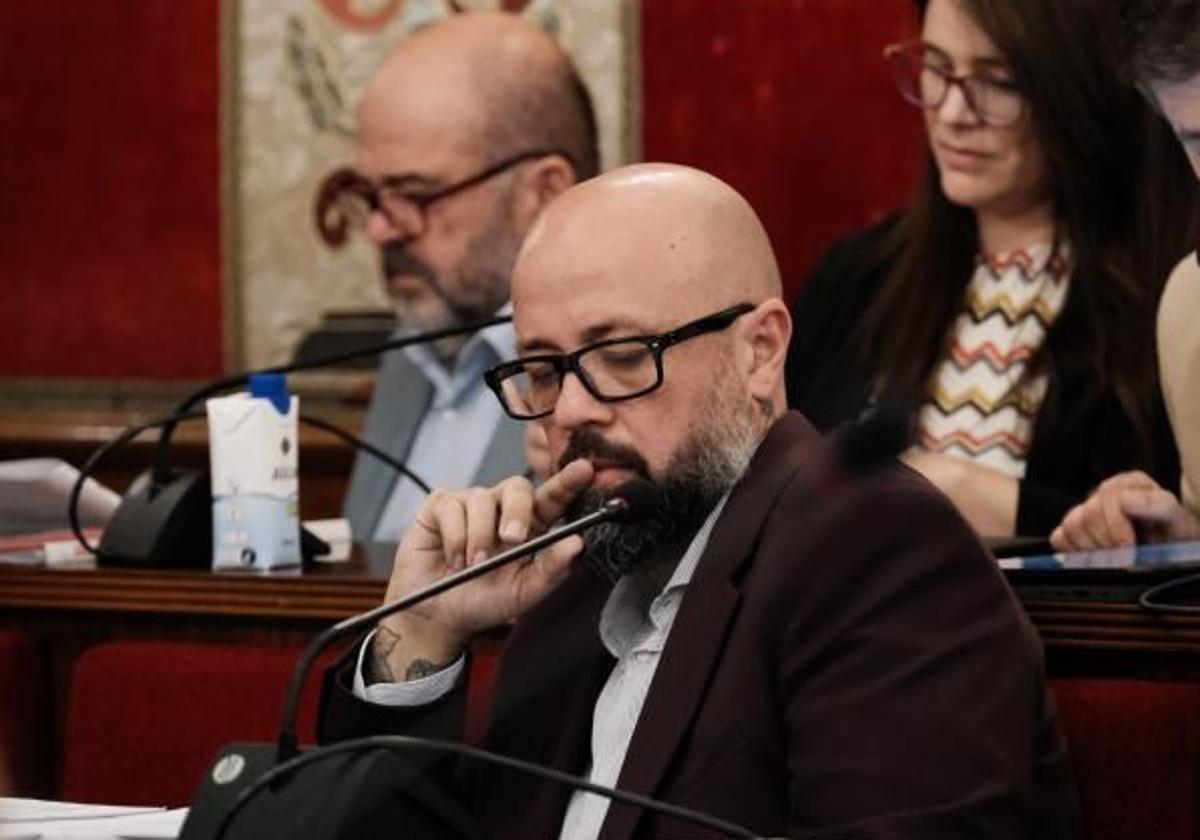 El concejal socialista Emilio Ruiz, durante un pleno.