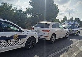 Imagen de la Policía Local con el coche intervenido