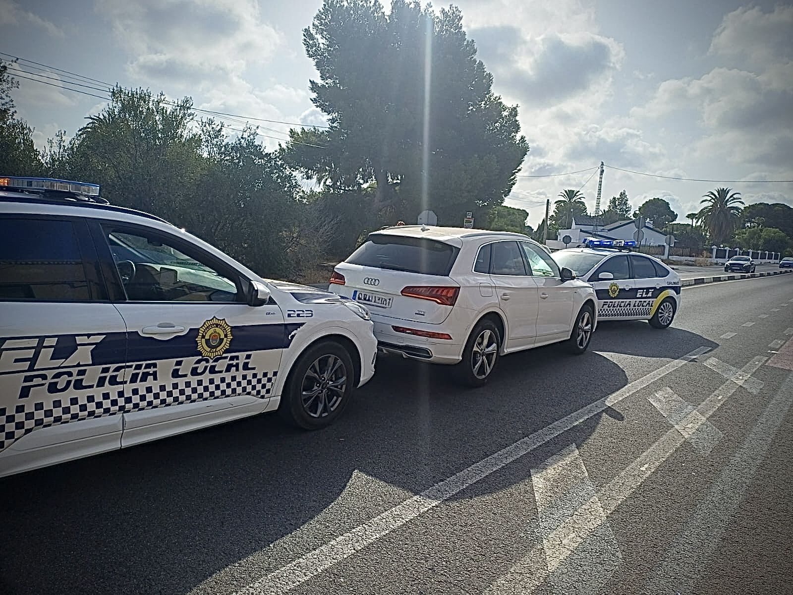 Imagen de la Policía Local con el coche intervenido