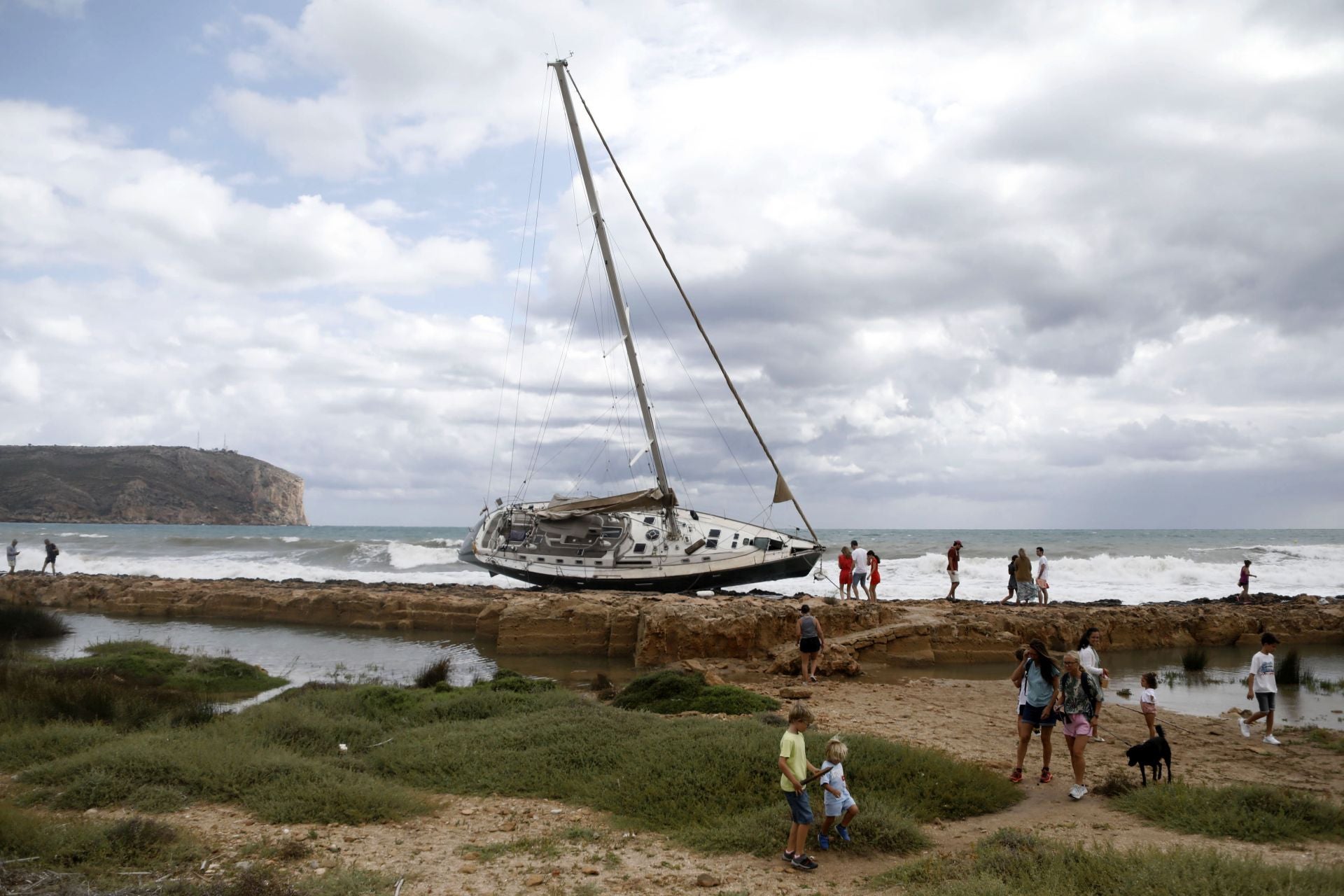 El barco encallado en Jávea se convierte en fenómeno viral