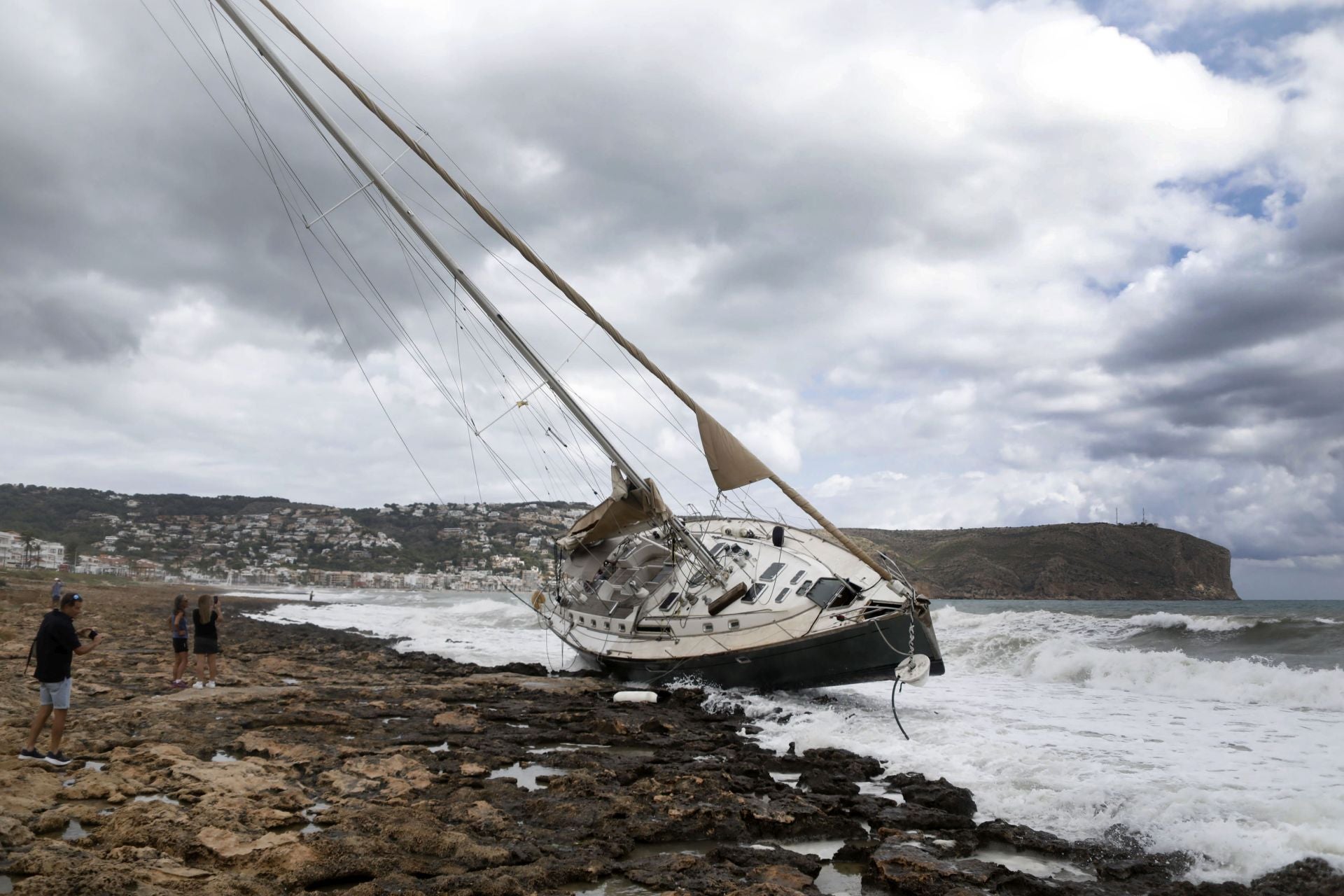 El barco encallado en Jávea se convierte en fenómeno viral