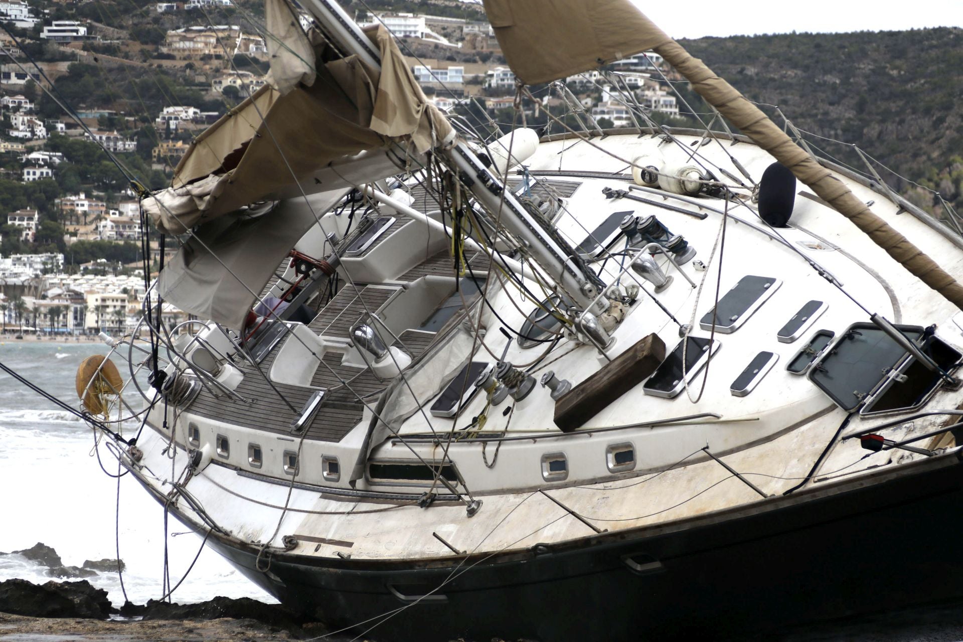 El barco encallado en Jávea se convierte en fenómeno viral
