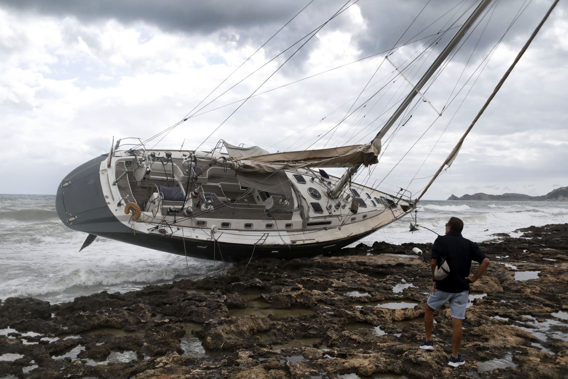 El barco encallado en Jávea se convierte en fenómeno viral