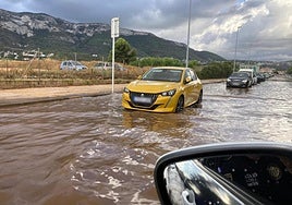 Acumulación de agua en una carretera de Dénia.