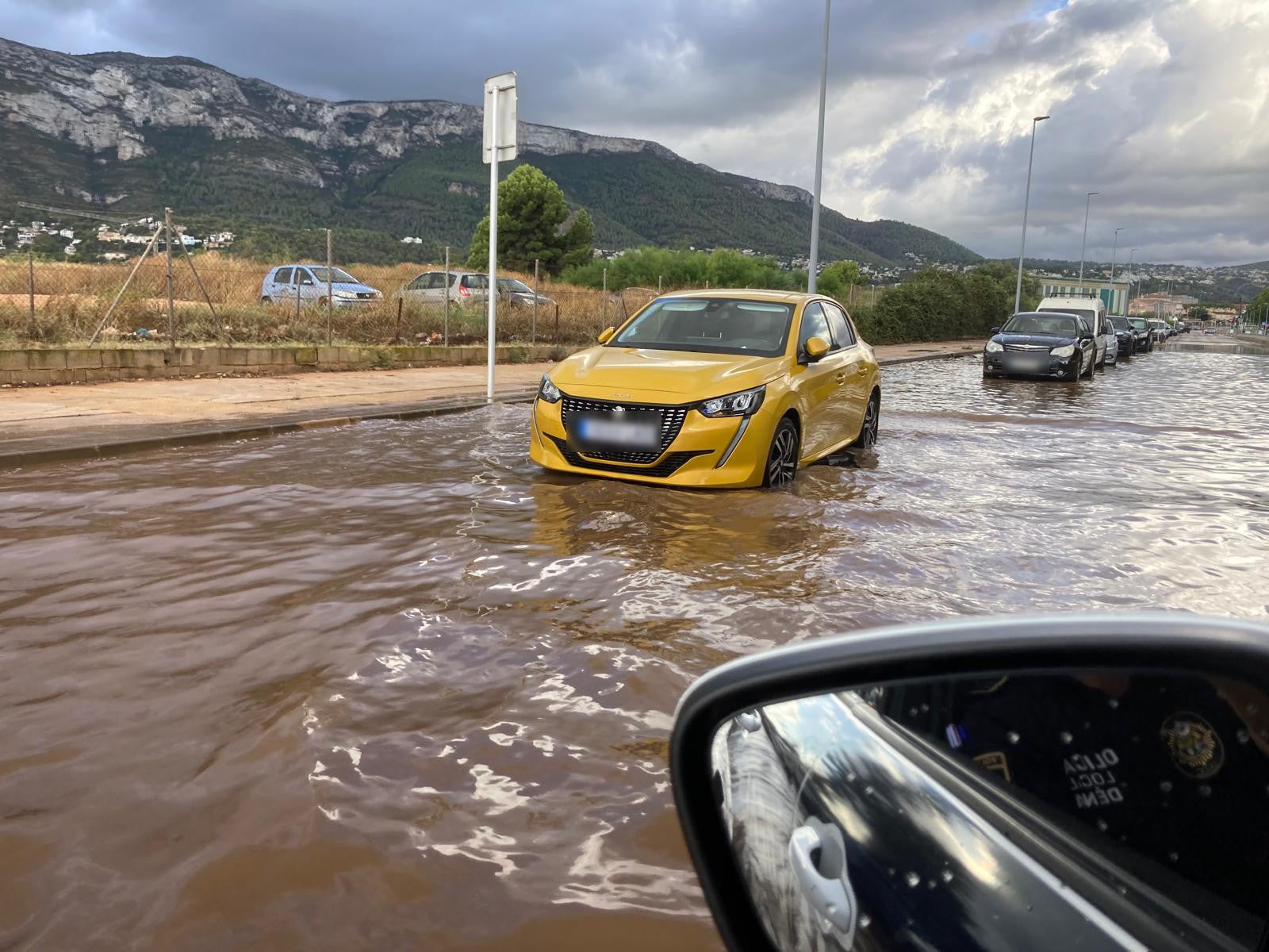 Imagen principal - Una brutal tormenta descarga 60 l/m2 en solo veinte minutos esta madrugada en Pilar de la Horadada