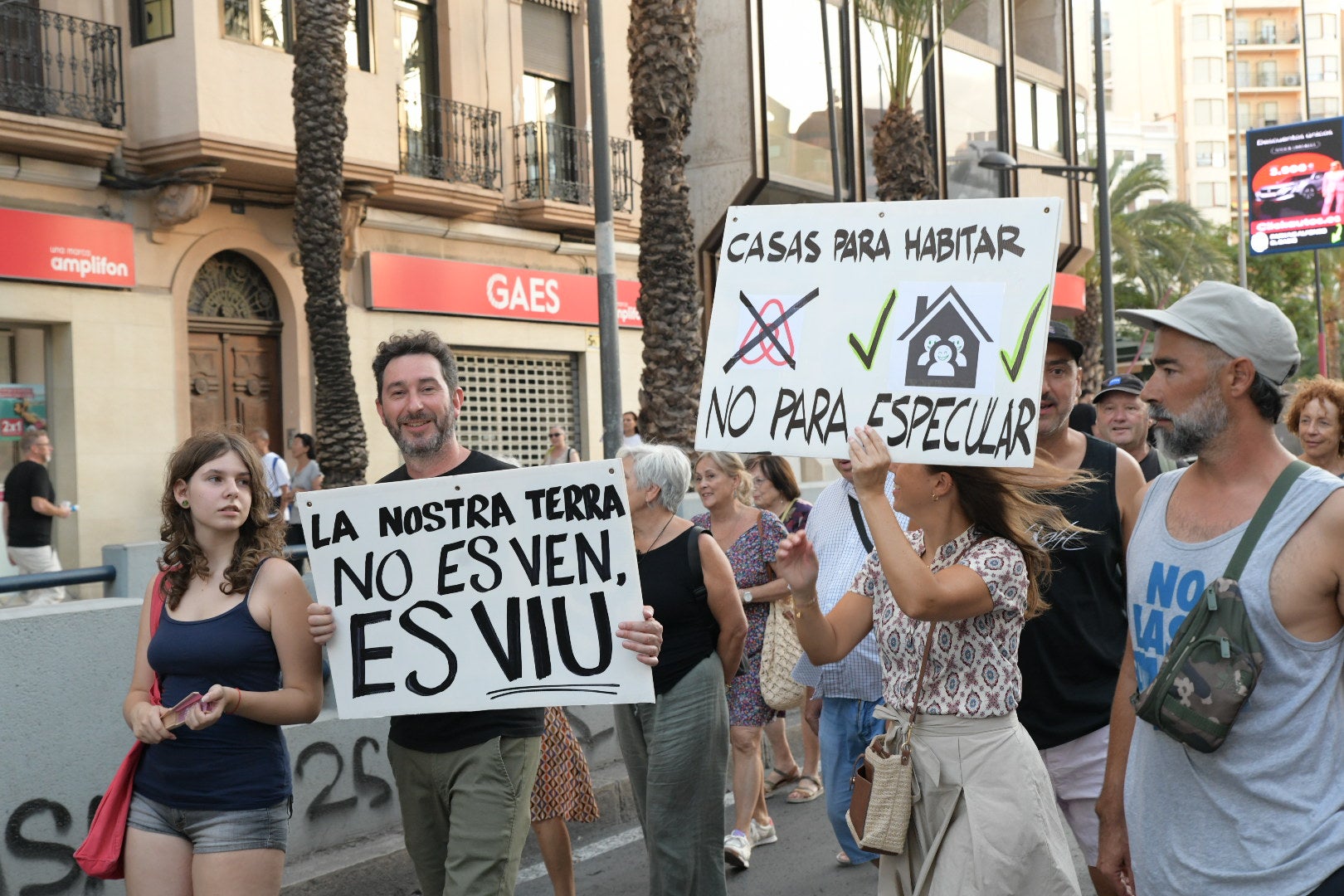 Un millar de personas clama contra la turistificación en Alicante