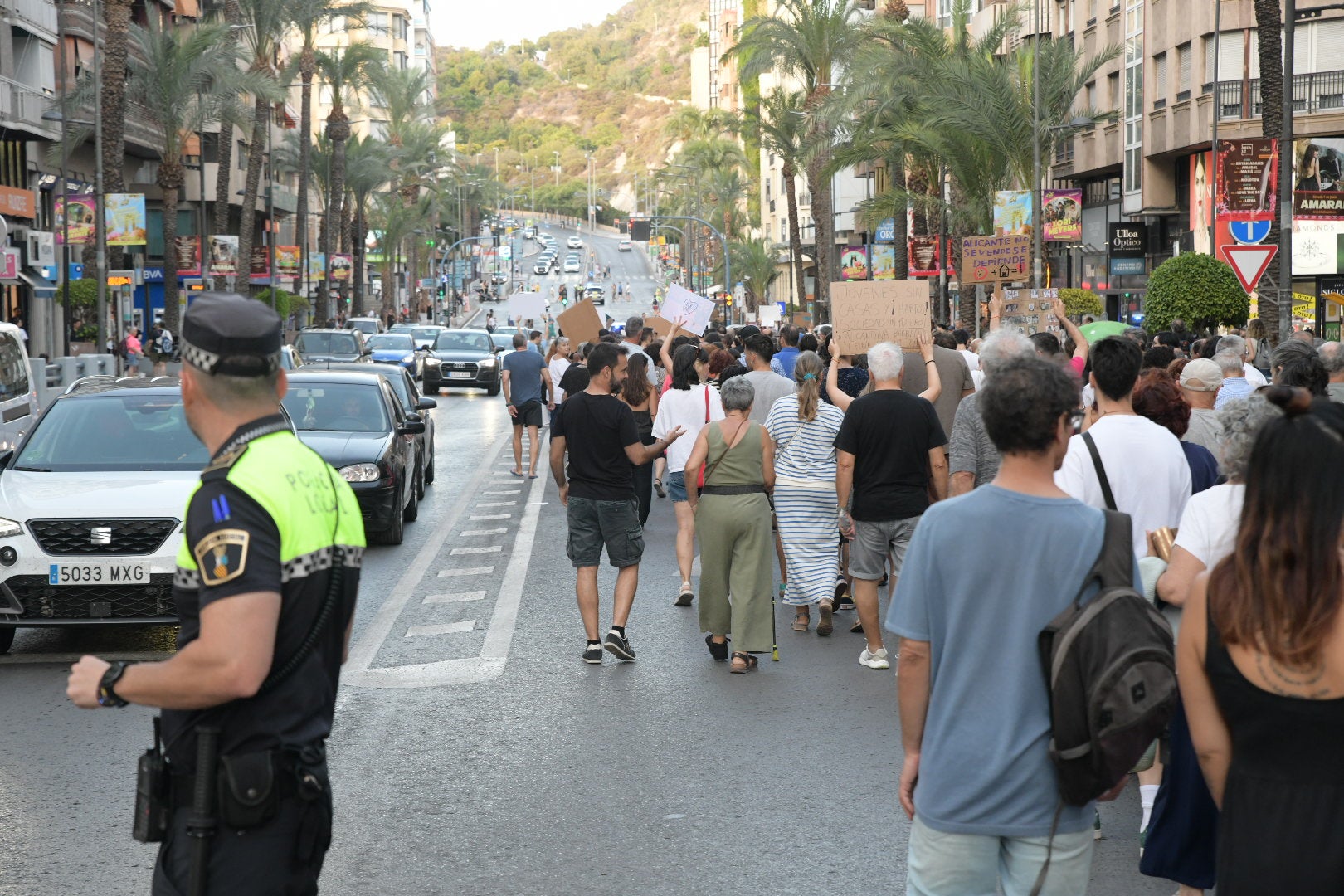 Un millar de personas clama contra la turistificación en Alicante
