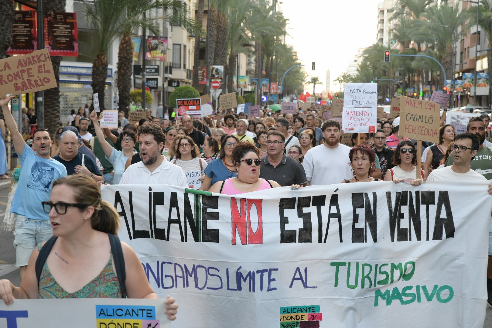 Un millar de personas clama contra la turistificación en Alicante