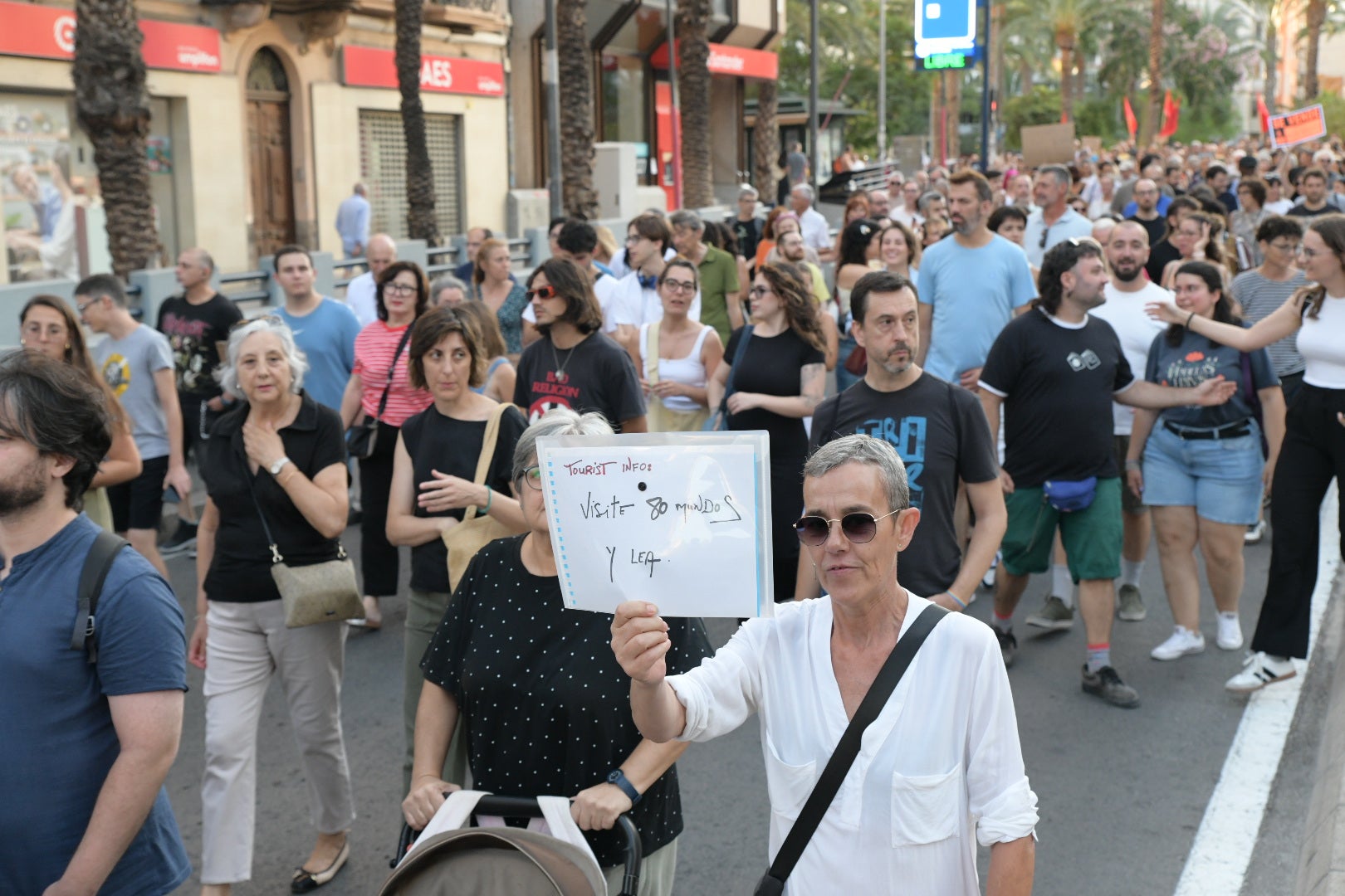 Un millar de personas clama contra la turistificación en Alicante