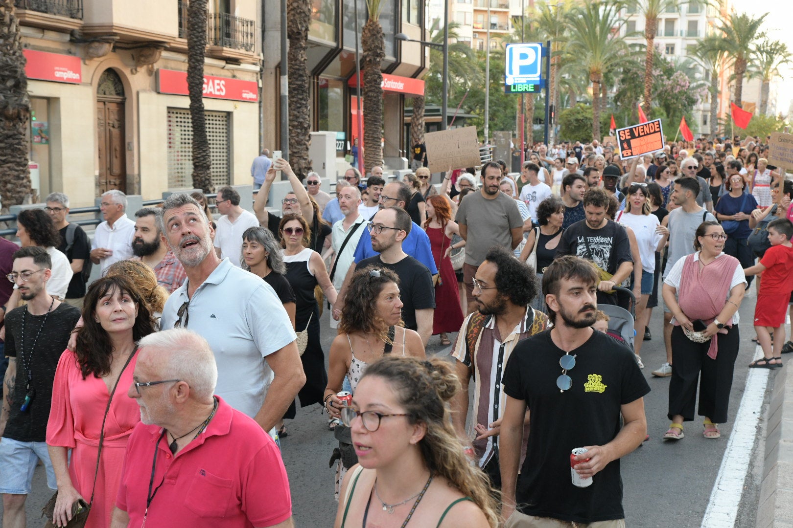 Un millar de personas clama contra la turistificación en Alicante