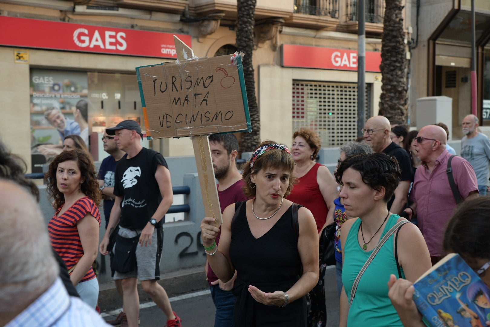 Un millar de personas clama contra la turistificación en Alicante
